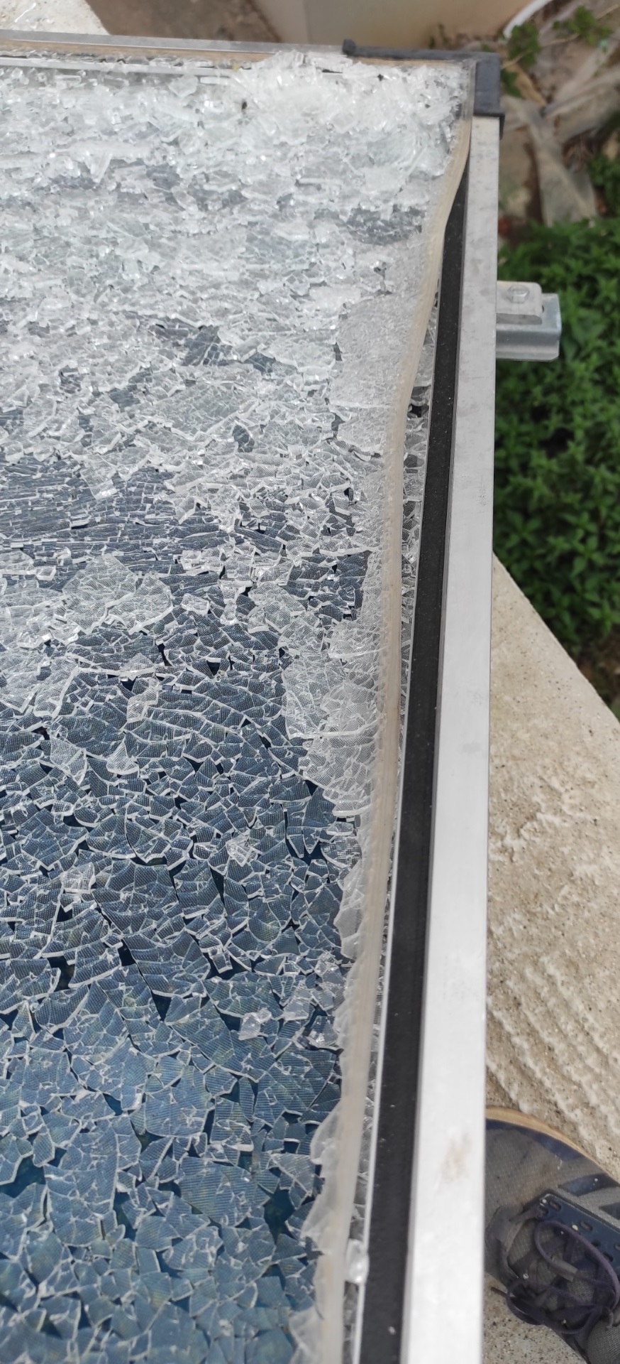When the solar glass breaks it shatters completely into many small pieces